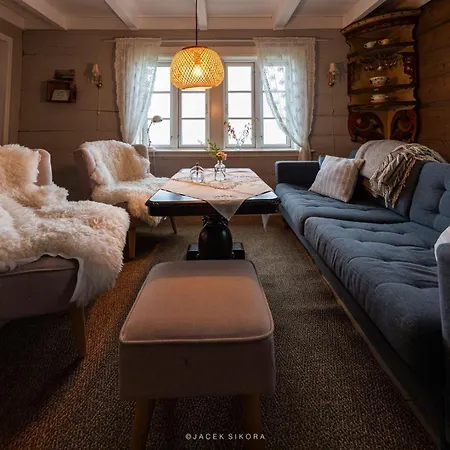 Cozy Older House In Scenic Surroundings *
