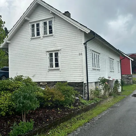 Cozy Older House In Scenic Surroundings * 스토르드