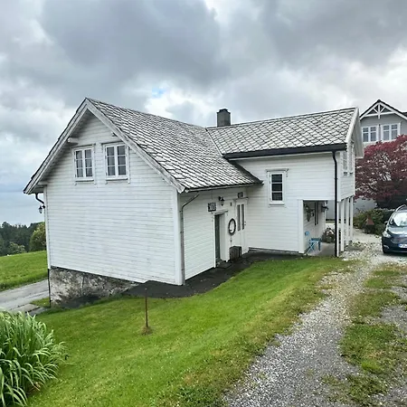 Cozy Older House In Scenic Surroundings *