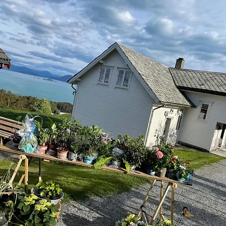 Cozy Older House In Scenic Surroundings * Stord