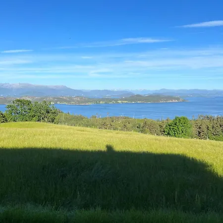Cozy Older House In Scenic Surroundings 펜션